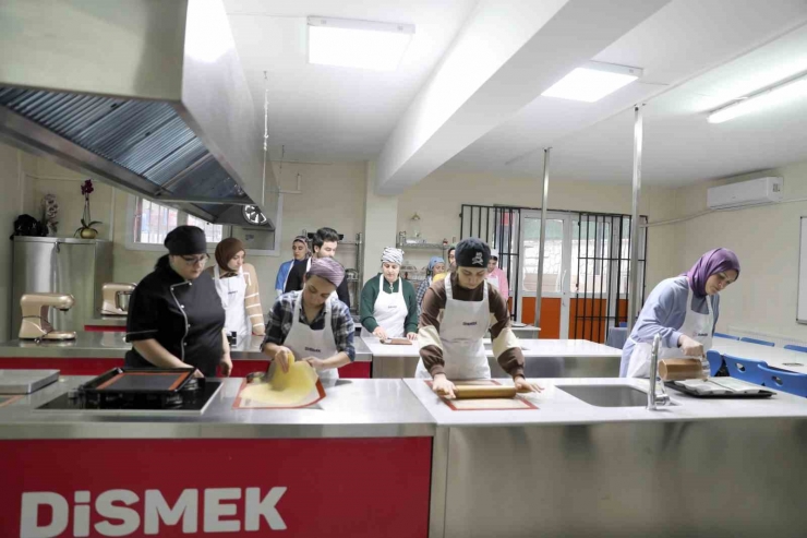 Diyarbakır’da Kursiyerler, Yöresel Ve Dünya Mutfağı Lezzetlerini Öğreniyor