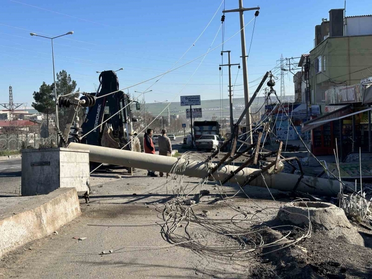 Beton Direğe Ok Gibi Saplanan Aracın Kaza Yaptığı Bölge Gündüz Görüntülendi