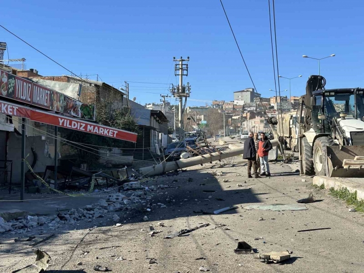 Beton Direğe Ok Gibi Saplanan Aracın Kaza Yaptığı Bölge Gündüz Görüntülendi