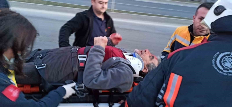 Trambüs Direğine Çarpan Kamyonet Sürücüsü Ağır Yaralandı