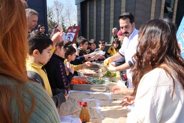 Diyarbakır’da Minik Öğrenciler Ürettiklerini ‘girişimcilik’ Etkinliğinde Tezgahlarda Satışa Sundu
