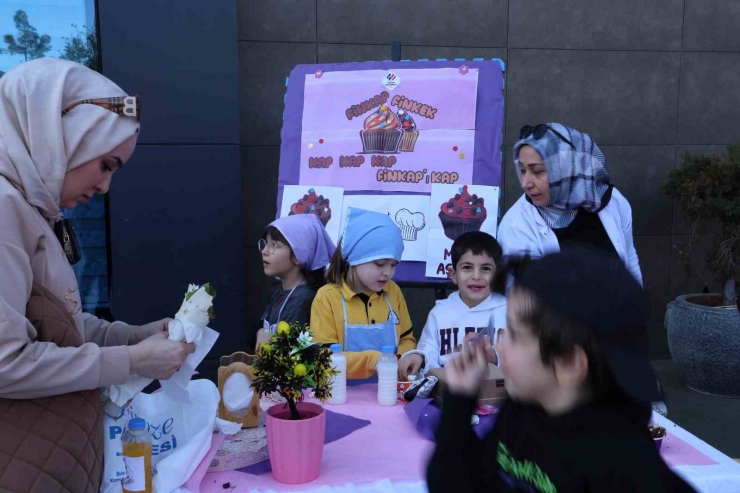 Diyarbakır’da Minik Öğrenciler Ürettiklerini ‘girişimcilik’ Etkinliğinde Tezgahlarda Satışa Sundu