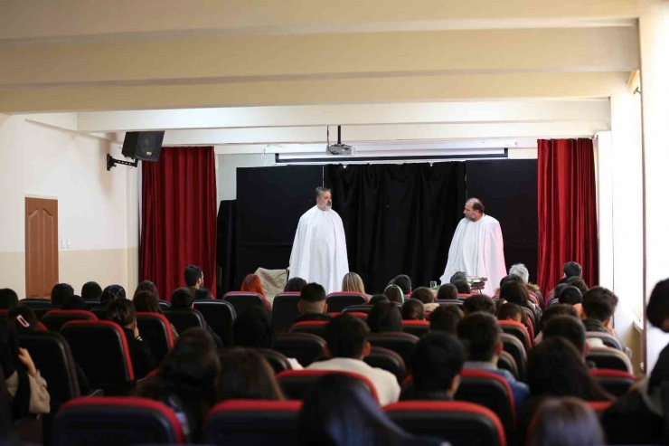 Ergani’de Öğrenciler Tiyatroyla Tarihi Yolculuğa Çıktı