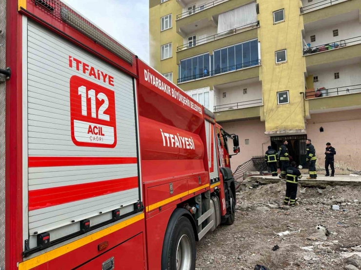 Diyarbakır’da Ev Yangını: İtfaiye Eri Yaralandı