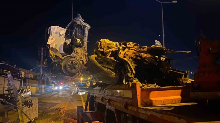 Diyarbakır’da Beton Direğe Çarpan Sürücü Hayatını Kaybetti