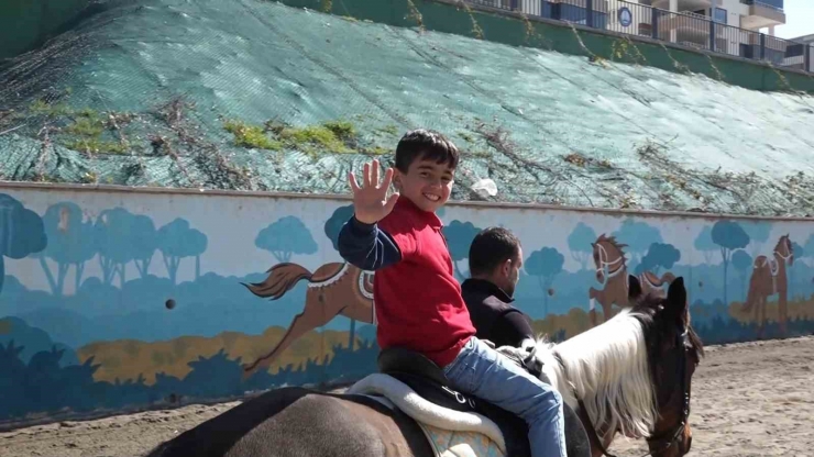 Şahinbey Belediyesi Sarıkayalı Çocuklara Unutamayacakları Bir Gün Yaşattı