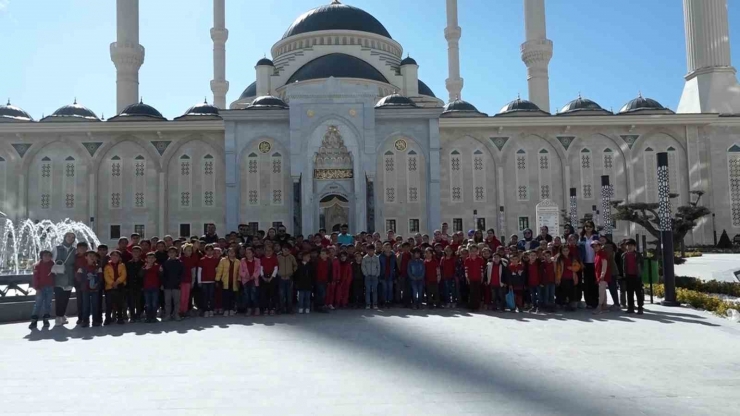 Şahinbey Belediyesi Sarıkayalı Çocuklara Unutamayacakları Bir Gün Yaşattı