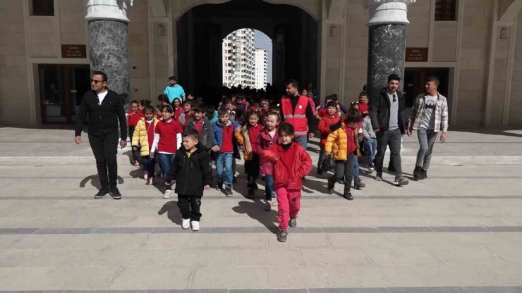 Şahinbey Belediyesi Sarıkayalı Çocuklara Unutamayacakları Bir Gün Yaşattı