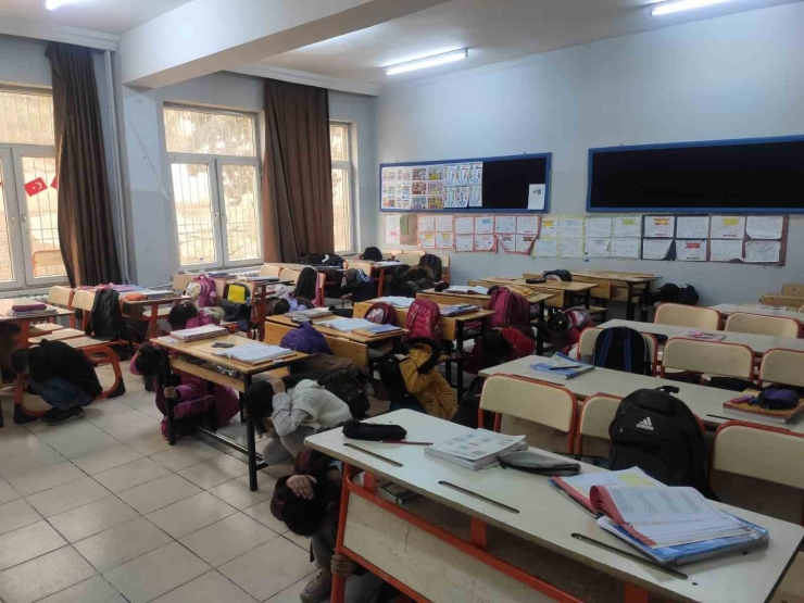 Okullarda Deprem Tatbikatı Yapıldı