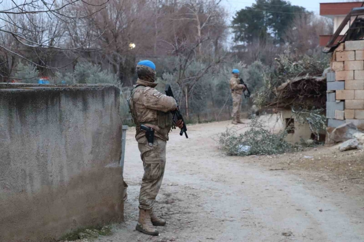 Şanlıurfa’da Terör Operasyonunda Gözaltına Alınan Şüpheliler Jandarmada