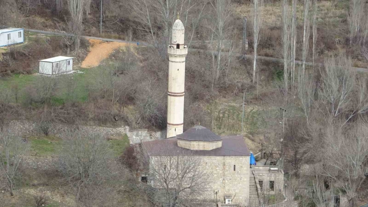 800 Yıllık Tarihi Cami Zamana Direniyor