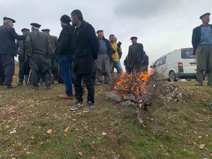 Köylüler Taş Ocağı İçin Toplandı