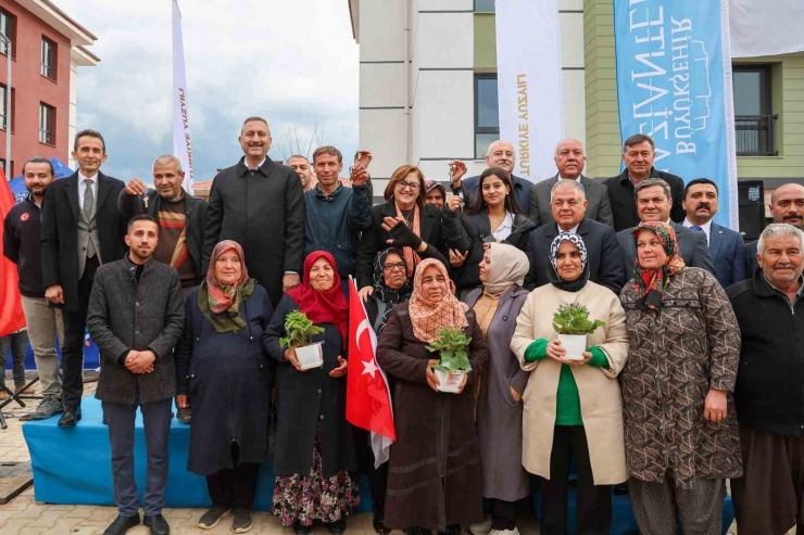 Nurdağı’nda Tamamlanan Konutlar Sahiplerine Teslim Ediliyor