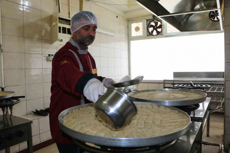 Diyarbakır’da Tatlıcılar Ramazan Ayında Günde 1 Ton Satış Hedefliyor