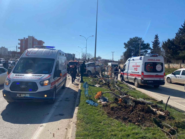 Kontrolden Çıkan Kamyonet Refüje Çıktı: 3 Yaralı