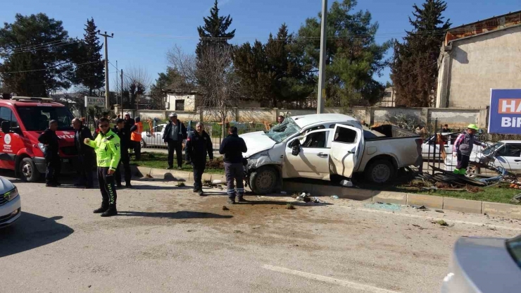 Kontrolden Çıkan Kamyonet Refüje Çıktı: 3 Yaralı