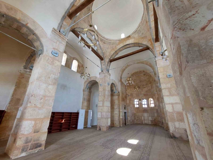 Depremden Sonra Restore Edilen Tarihi Cami İlk Teravihle İbadete Açıldı