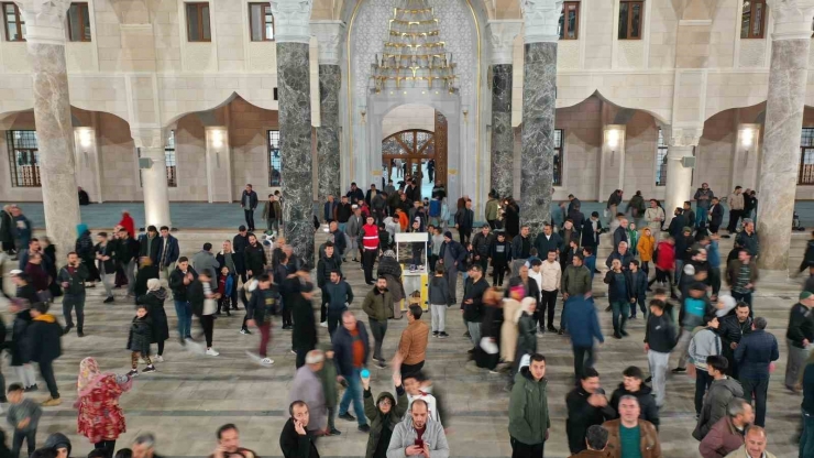 Vatandaşlar Ramazanda Millet Cami’ne Akın Etti