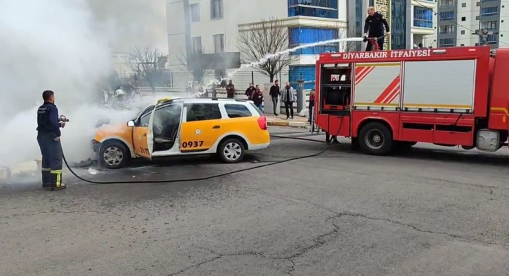 Diyarbakır’da Çarpışan İki Araçtan Biri Alev Aldı