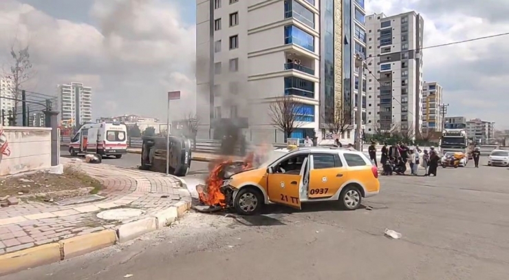 Diyarbakır’da Çarpışan İki Araçtan Biri Alev Aldı