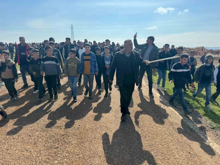 Meraların Satıldığını İddia Eden Köylülerden Protesto Yürüyüşü