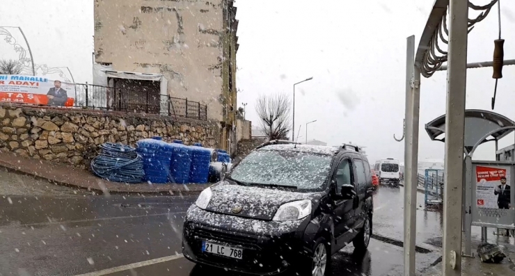 Diyarbakır’ın Bazı İlçelerinde Kar Yağışı Etkili Oldu