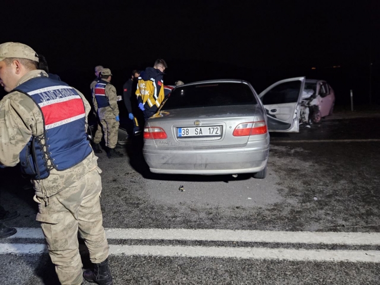 Gaziantep’te İki Otomobil Kafa Kafaya Çarpıştı: 2 Ölü, 6 Yaralı