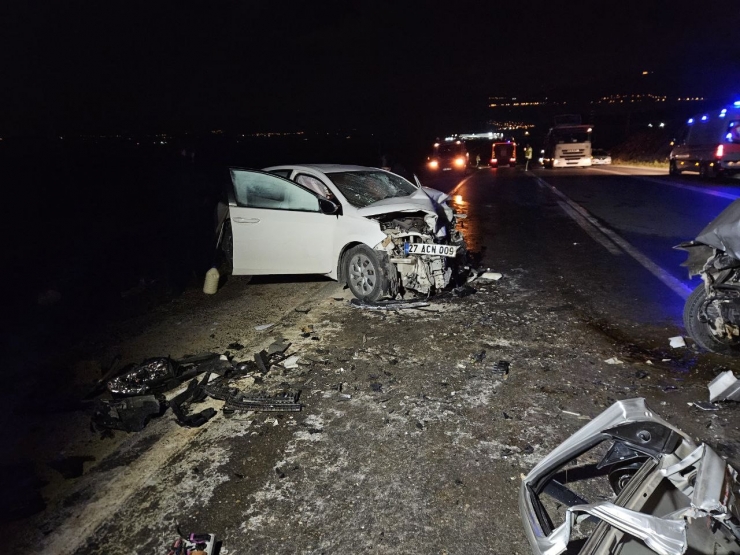 Gaziantep’te İki Otomobil Kafa Kafaya Çarpıştı: 2 Ölü, 6 Yaralı
