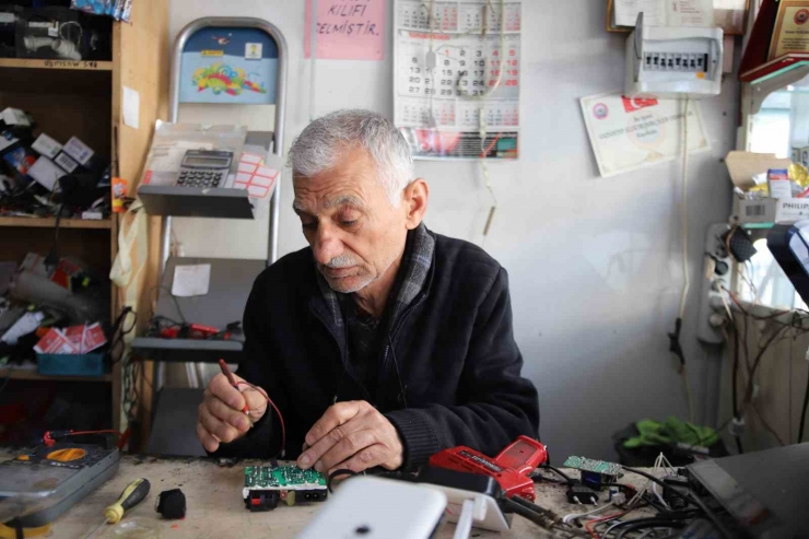 Gaziantep’in Son Elektronik Eşya Tamir Ustası Talebe Yetişemiyor