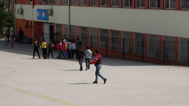 Diyarbakır’da Okul Temizliği Yapan 14 Öğrenci Zehirlendi