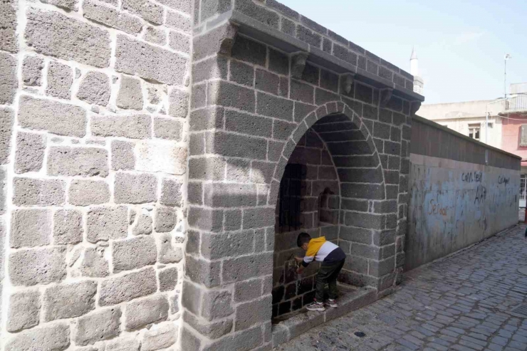 Diyarbakır’da 3 Tarihi Çeşmede Yeniden Su Akmaya Başladı