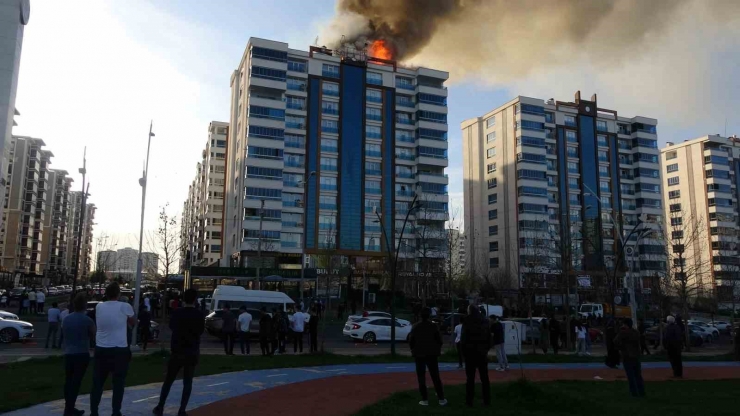Diyarbakır’da Korku Dolu Anlar: Alevler Arasında Kalan İtfaiye Eri Kendini İtfaiye Hortumuyla Aşağı Bıraktı