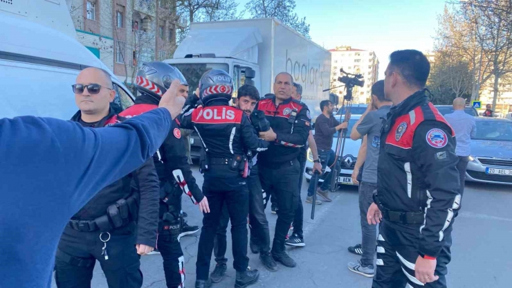 Diyarbakır’da İzinsiz Yürümek İsteyen Dem’lilere Polis Müdahalesi