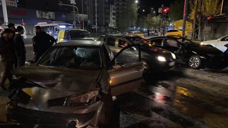 Diyarbakır’da İki Otomobil Çarpıştı: 4 Yaralı