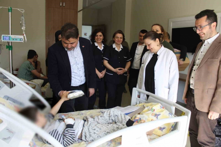 Gaün Yönetiminden Hastanede Tedavi Gören Çocuklara Bayram Ziyareti