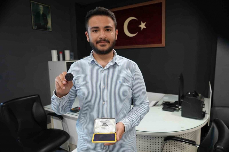 Türkiye’nin En Genç Muhtarı Mührü Babasından Alarak Göreve Başladı