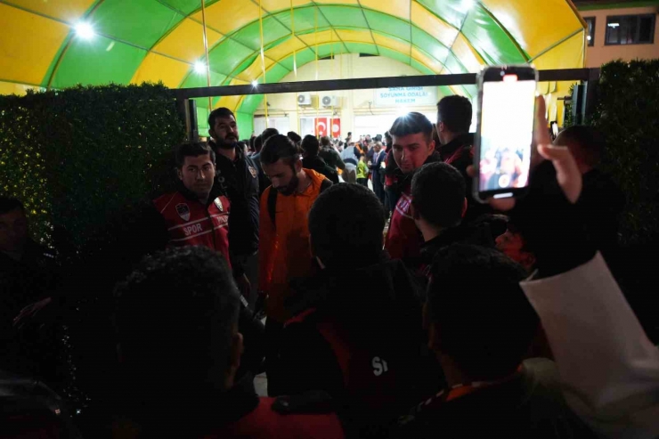 Galatasaray Taraftarların Sevgi Gösterileriyle Stattan Ayrıldı