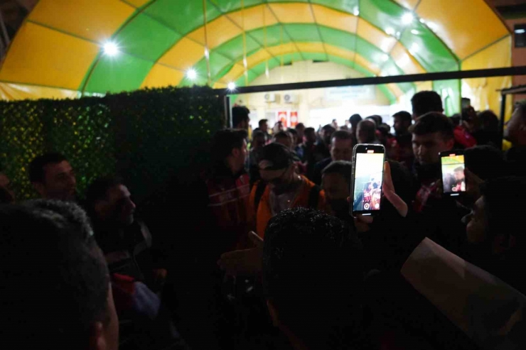 Galatasaray Taraftarların Sevgi Gösterileriyle Stattan Ayrıldı