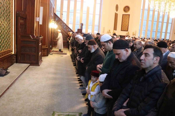 Malatya’da Bayram Namazı İçin Vatandaş Camilere Akın Etti