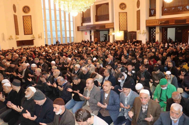 Malatya’da Bayram Namazı İçin Vatandaş Camilere Akın Etti