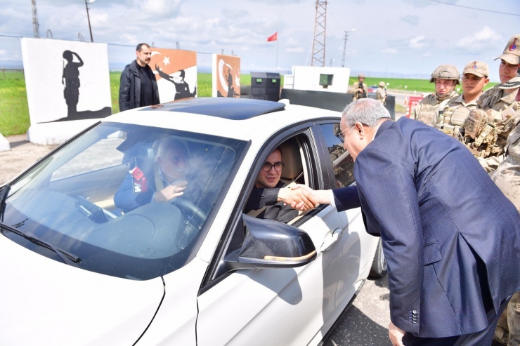 Diyarbakır Valisi Su, Kentteki İdareciler Ve Vatandaşlarla Bayramlaştı