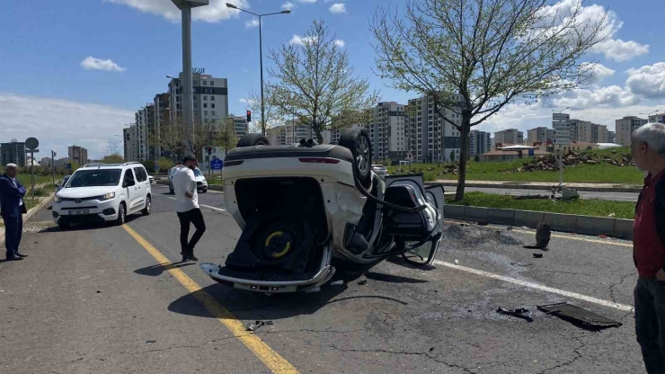 Diyarbakır’da İki Otomobil Çarpıştı: 6 Yaralı
