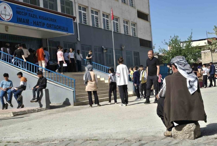 Siverek’te Bursluluk Sınavına 8 Bin 274 Öğrenci Katıldı