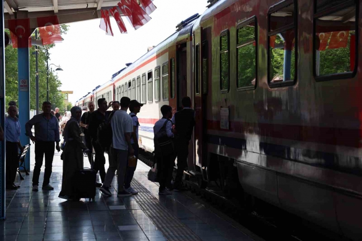 "turistik Diyarbakır Ekspresi" İle Diyarbakır’a Gelenler Kente Hayran Kaldı