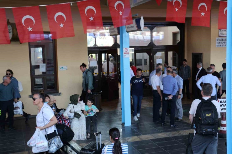 "turistik Diyarbakır Ekspresi" İle Diyarbakır’a Gelenler Kente Hayran Kaldı