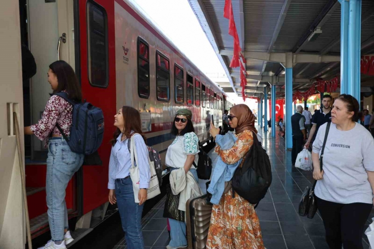 "turistik Diyarbakır Ekspresi" İle Diyarbakır’a Gelenler Kente Hayran Kaldı