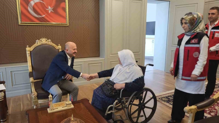 Vali İle Görüşmek İsteyen Engelli Kadın Özel Araçla Makamı Getirildi