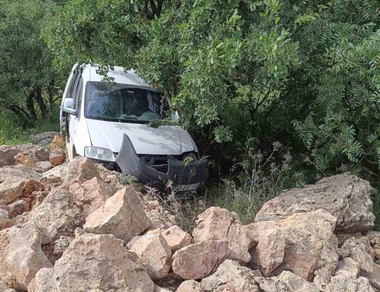 Hafif Ticari Araç Şarampole Devrildi: 1 Yaralı