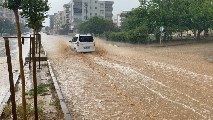 Adıyaman’da Şiddetli Yağmurda Sokaklar Göle Döndü