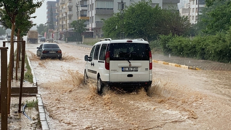 Adıyaman’da Şiddetli Yağmurda Sokaklar Göle Döndü